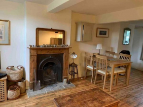 End Cottage, Character Flint Cottage